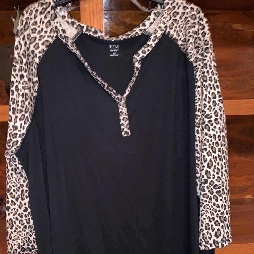 a.n.a. Women's 2X top w/leopard print sleeves
